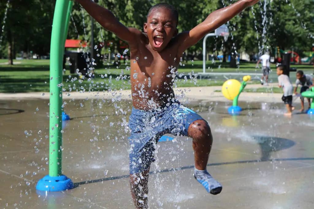 Families using the Hessel Park splash pad